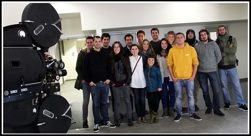 Huhezinema 2013ko lan-taldea Aretxabaletako egoitza berriaren atarian. Argazkilaria: A. Irazusta.