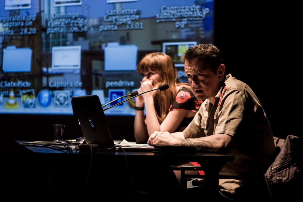 Fermin Muguruza eta Arrate Rodriguez, Huhezinemako solasaldiaren une batean. Argazkia: Mikel Blasco. 